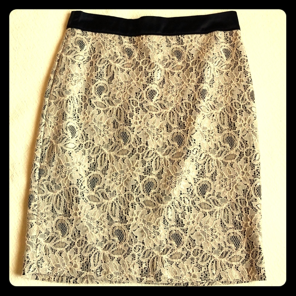 Gorgeous lace lined skirt - Size S